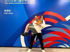 妻貴子さんを抱えて喜ぶ牛山恭太（本人提供）