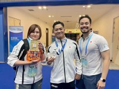 ワールドゲームズのパワーリフティング競技クラシック男子ライト級で銀メダルに輝いた牛山恭太（中央）と妻貴子さん（左、本人提供）