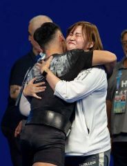 妻貴子さん（右）と抱き合って喜ぶ牛山恭太（音更出身、本人提供）
