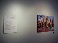 アフリカの部族の写真が並ぶ会場