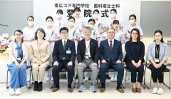 臨床実習に臨む学生ら
