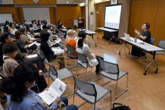 初企画で約１００人が来場した講演会