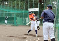 硬式球を使った打撃練習に励む中学３年生の選手たち（８月３１日、帯三条高グラウンド）