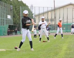 硬式球を使った打撃練習に励む中学３年生の選手たち（８月３１日、帯三条高グラウンド）