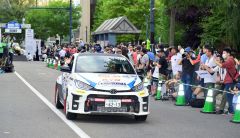 ラリー北海道のセレモニアルスタートで、歓声を受けながら出発するラリーカー（２０２４年９月６日、帯広市内の平原通）