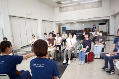 子どもの人権について学ぶ受講者ら