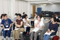 子どもの人権について学ぶ受講者ら