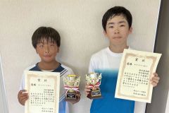 男子１６歳以下ダブルスで優勝した（左から）ＵＦＯの清水優利と釧路ひぶなＴＣの鈴木飛鳥のペア