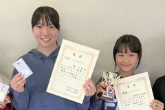 女子１６歳以下ダブルスを制した（右から）ＵＦＯの藤原玲生菜と帯広ウイングの橘七菜のペア。藤原は同シングルスも制して２冠した