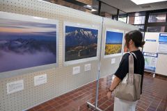 ６市町村巡回で開催、締めくくりの広尾で始まった「日高山脈写真パネル展」