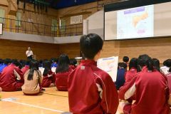 災害への備えを学ぶ生徒ら