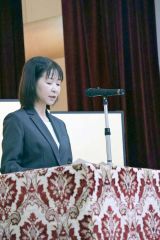 表彰者を代表してあいさつする小野寺さん