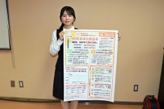 商品券をＰＲする商工会職員