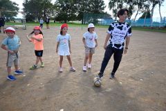 スカイアースの田中トレーナー（右）とサッカーを楽しむ児童ら
