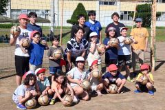 スカイアースの田中トレーナー（二列目左から４人目）を講師に招いてサッカー授業に臨んだ児童ら