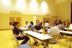 グループに分かれたアイデア出しの様子