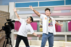 栗谷さんとともに「太陽のポーズ」を披露する上村選手（写真右）