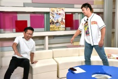 上村選手から「３割の力」というチョップを打たれ、倒れ込む栗谷さん（写真左）