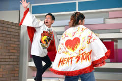 ニックネームである「ＨＥＡＴ　ＳＴＯＲＭ」と書かれたマントを披露する上村選手（写真右）