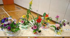 児童が完成させた生け花