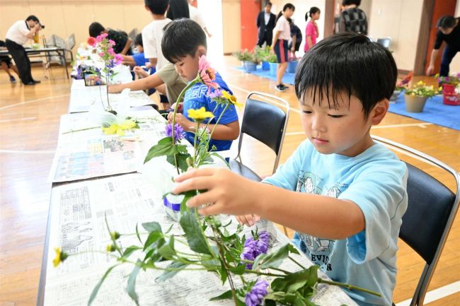 個性豊かに生け花挑戦　士幌上居辺小で教室