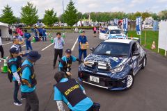 車検を受けるラリーカー（５日午前１０時ごろ、帯広市北愛国交流広場サービスパークで。金野和彦撮影）