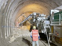 トンネル工法「ＮＡＴＭ工法」で掘削を進める狩勝第一トンネルの工事現場（帯広工事事務所提供）