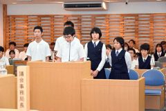 足寄中３年生４１人が議員を務めた「こども議会」