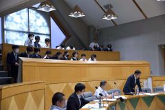 傍聴席から議会の様子を見学する陸別中の生徒