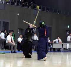 【女子決勝・道栄Ａ―北海Ａ】中堅の役割を意識して戦う道栄Ａの上野花音（奥）。地元で成長した姿を見せた