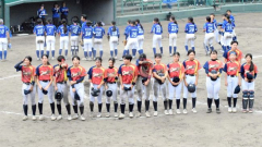 【２回戦・グラティアスウイッシュＢＣ―滋賀マイティーエンジェルス】１点差で敗れたグラティアスウイッシュＢＣ。整列後に涙をこらえきれず泣いてしまった選手も（保護者提供）