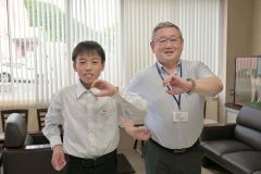 全道大会の棒高跳びに出場する唯野さん（左）と激励する高橋教育長