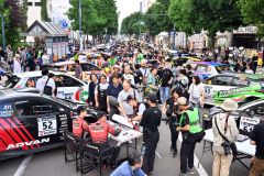 お目当ての選手のサインや記念写真などを求め、多くファンが集まったラリーショー会場（５日、ＪＲ帯広駅前平原通りで。金野和彦撮影）