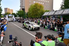 セレモニアルスタートで、多くのファンや関係者に見送られ、出発するヘイキ・コバライネン選手のラリーカー（５日、金野和彦撮影）