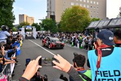 セレモニアルスタートで、多くのファンや関係者に見送られ、出発する奴田原文雄選手のラリーカー（５日、金野和彦撮影）