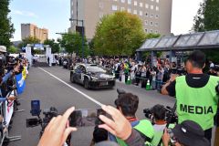 セレモニアルスタートで、多くのファンや関係者に見送られ、出発する勝田範彦選手のラリーカー（５日、金野和彦撮影）