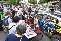 ラリーショーで、サインに応じる勝田範彦選手（右手前）＝金野和彦撮影