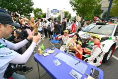 ラリーショーで、記念写真に応じる鎌田卓麻選手（右から４人目）と松本優一選手（右端）＝金野和彦撮影