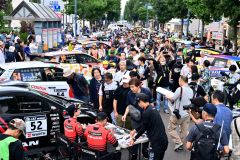 お目当ての選手のサインや記念写真などを求め、多くファンが集まったラリーショー会場（５日、ＪＲ帯広駅前平原通りで。金野和彦撮影）