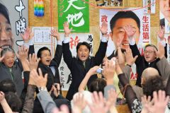 第４５回衆院選道１１区で勝利し、バンザイする石川氏（２００９年８月３０日）