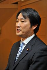 高裁での有罪判決を受け、議員辞職の意向について報道陣の質問に答える石川氏（２０１３年３月３１日）