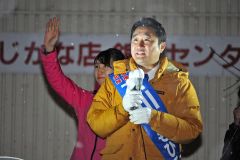 道知事選の候補として、藤丸前で香織氏と共に街頭演説に立つ石川氏（２０１９年３月２１日）