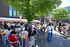 多くの来場者でにぎわう駅北口広場（６日午前１０時４０分ごろ、須貝拓也撮影）