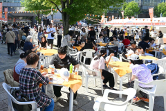 多くの来場者でにぎわう駅北口広場（６日午前１０時４０分ごろ、須貝拓也撮影）