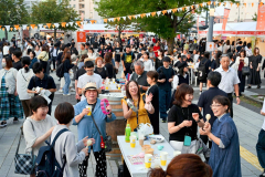 タンバリンとマラカスを持参し来場。食事とビールを楽しみながらステージイベントにフィーバー