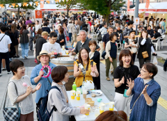 タンバリンとマラカスを持参し来場。食事とビールを楽しみながらステージイベントにフィーバー