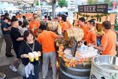夕日が陰った会場はビールが飛ぶように売れていた