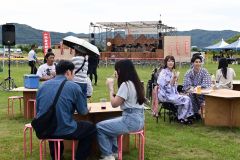 イベントを楽しむ来場者
