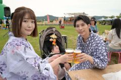 イベントを楽しむ来場者（６日午前１１時５０分ごろ）