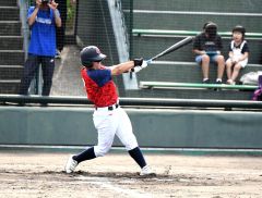 【２回戦・グラティアスウイッシュＢＣ－滋賀マイティーエンジェルス】グラティアスウイッシュＢＣの木下は初回、右中間へ先制打を放つ（保護者提供）